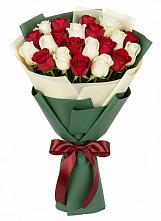 Букет Микс из красных и белых роз в Приозерском