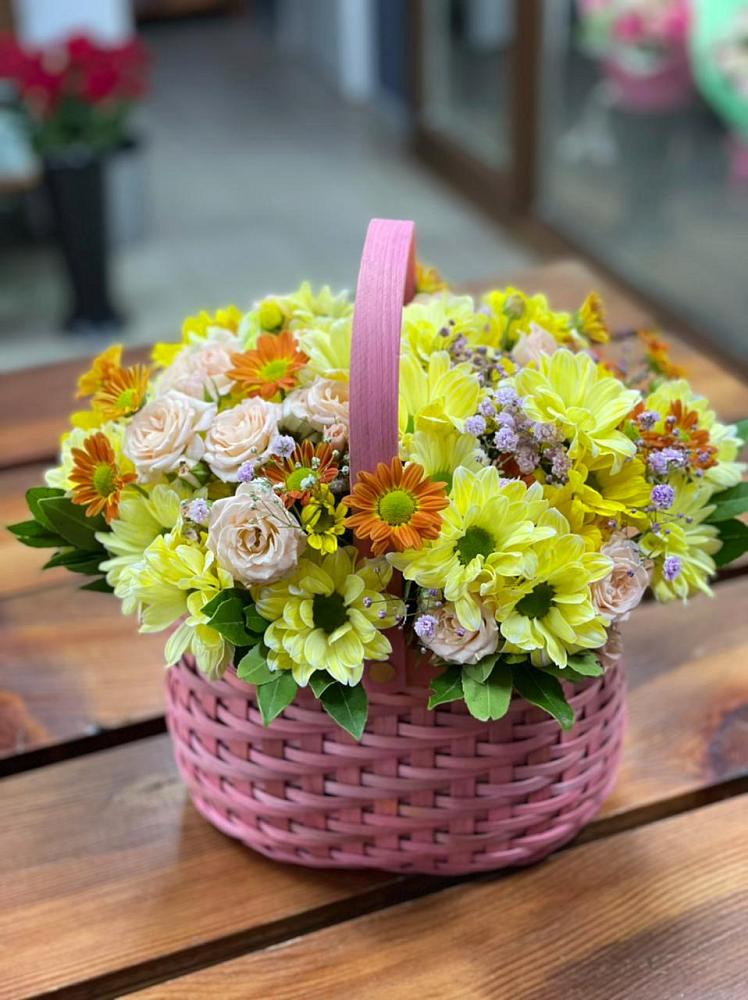 Цветочная композиция из Хризантемы и Розы в корзине в Приозерском