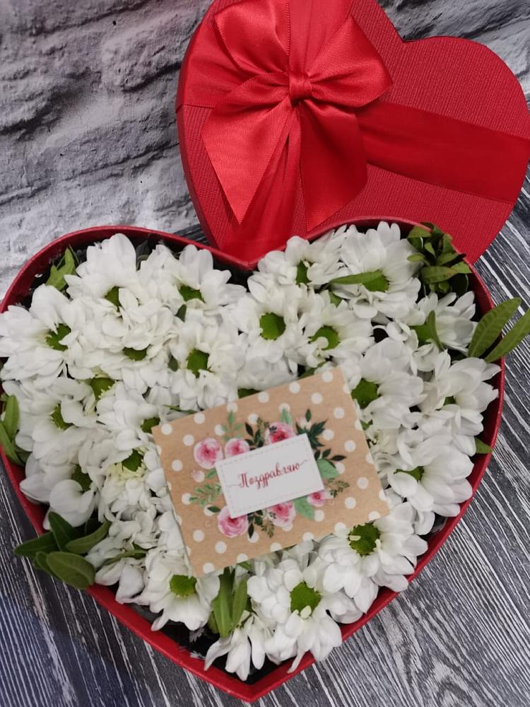 Цветочная композиция из Хризантемы в виде сердца в Приозерском