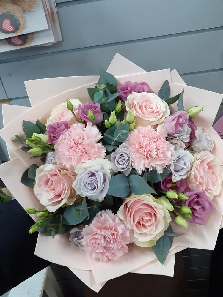 Букет цветов из: Розы, Гвоздики и Лизиантусы в Приозерском